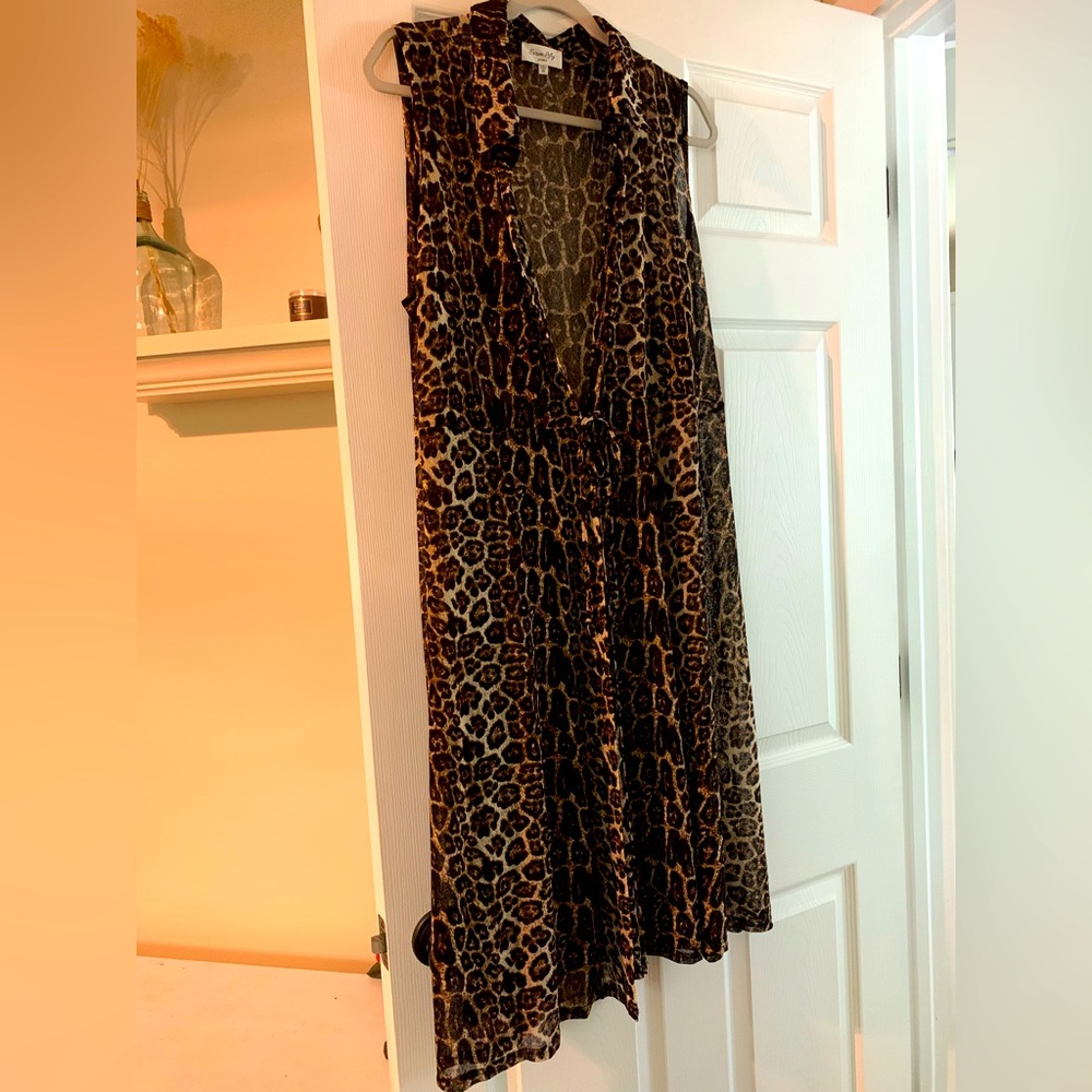 Womens sleeveless shirt / duster / kimono. Like new size 3x . Leopard / fall